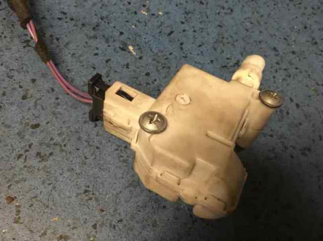 Cerradura de la tapa del depósito de combustible 5K6810773A VAG