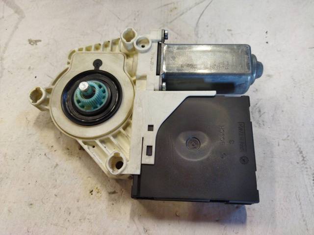 5P0837401N Motor del elevalunas de la puerta delantera izquierda  disponible Málaga