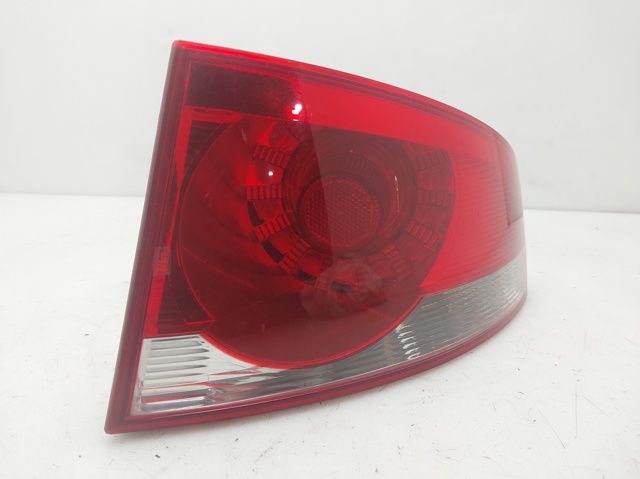 5P8945096A Piloto trasero exterior derecho  en stock Sabadell
