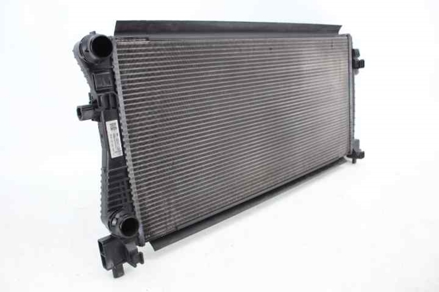 5Q0121251EB Radiador de refrigeración del motor  disponible Málaga