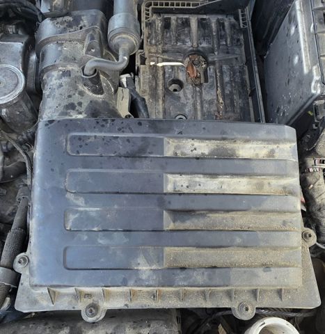Carcasa del filtro de aire 5Q0129607AA VAG