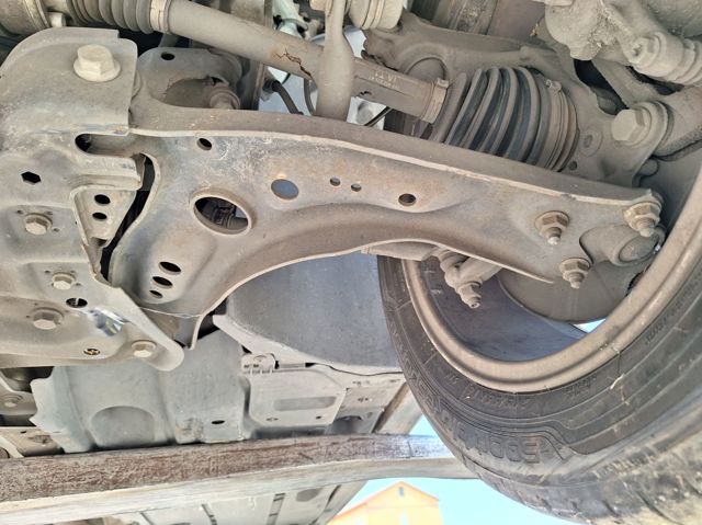 VAG 5Q0407151L Brazo inferior izquierdo de la suspensión delantera  disponible España