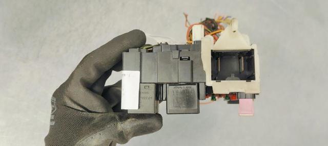 5Q0937615C VAG Caja de fusibles trasera interior  comprar en Oviedo