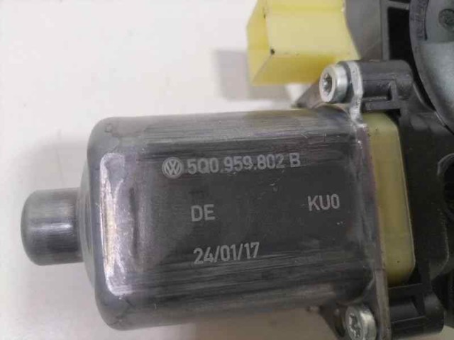 5Q0959802B Motor del elevalunas de la puerta delantera derecha  en stock Sabadell