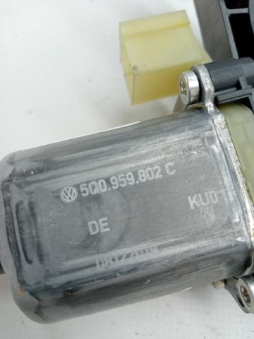 5Q0959802C VAG Motor del elevalunas de la puerta delantera derecha  disponible Ourense