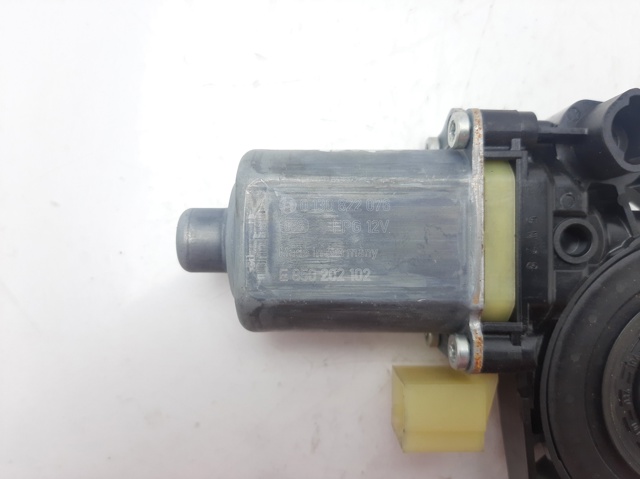 5Q0959802C VAG Motor del elevalunas de la puerta delantera derecha  disponible Ourense