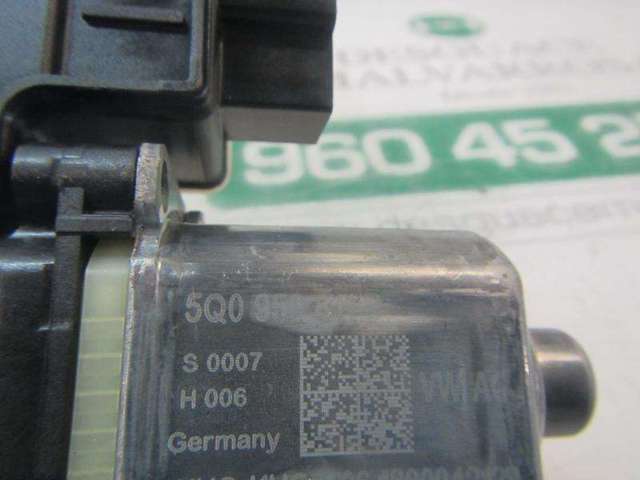 VAG 5Q0959811D Motor del elevalunas de la puerta trasera izquierda  en stock Terrassa