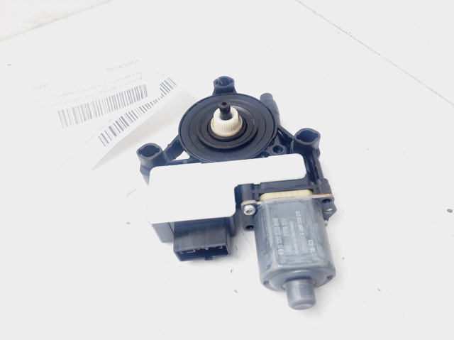 5Q0959811D Motor del elevalunas de la puerta trasera izquierda  disponible Utrera