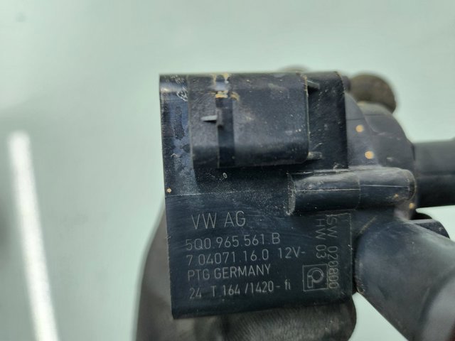VAG 5Q0965561B Bomba de agua eléctrica auxiliar  en stock Salamanca