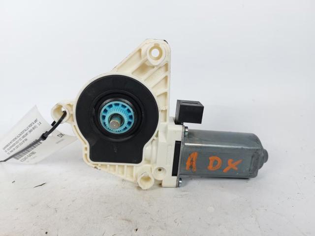 5Q4959802B Motor del elevalunas de la puerta delantera derecha  disponible Málaga