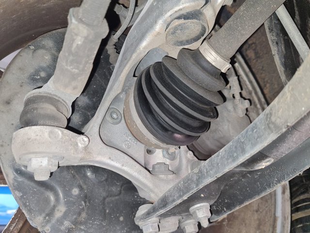 Mangueta delantera izquierda 5QM407253 VAG