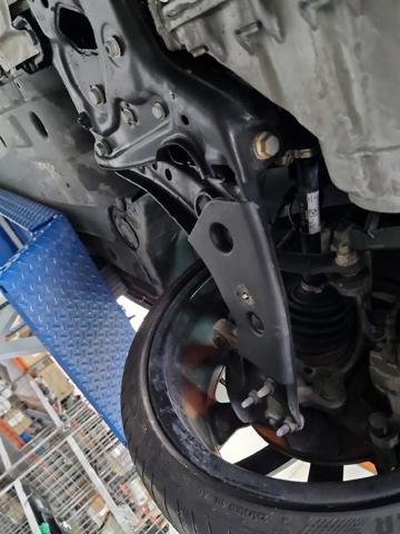 5WA407151 Brazo inferior izquierdo de la suspensión delantera comprar Almería