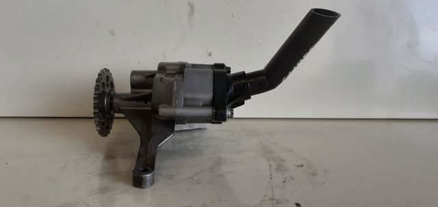 6061810801 MERCEDES Bomba de aceite  disponible Ourense