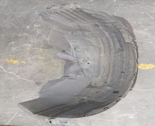 Guardalodos interior izquierdo, guardafango delantero 63841EB300 NISSAN