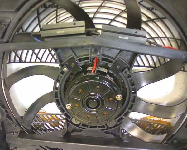 64548370993 Difusor del radiador del aire acondicionado con ventilador y motor  en stock Sabadell