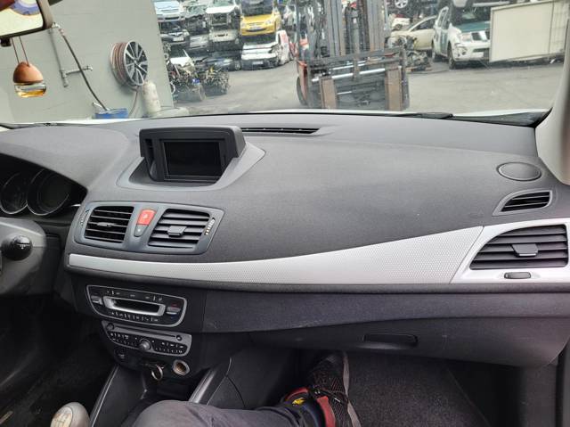 Panel frontal interior salpicadero 681007196R Renault (RVI)