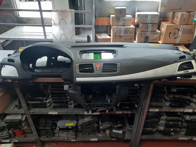 Panel frontal interior salpicadero 681007196R Renault (RVI)