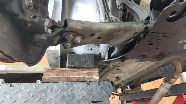Brazo inferior derecho de la suspensión delantera 68318010AG CHRYSLER