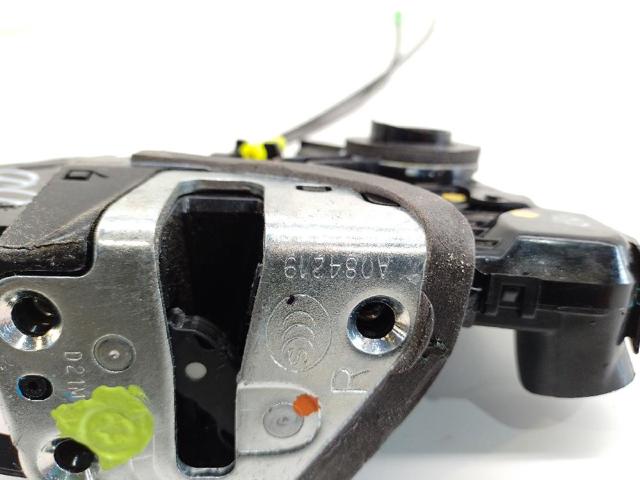6903005130 TOYOTA Cerradura de puerta delantera derecha  en stock Córdoba