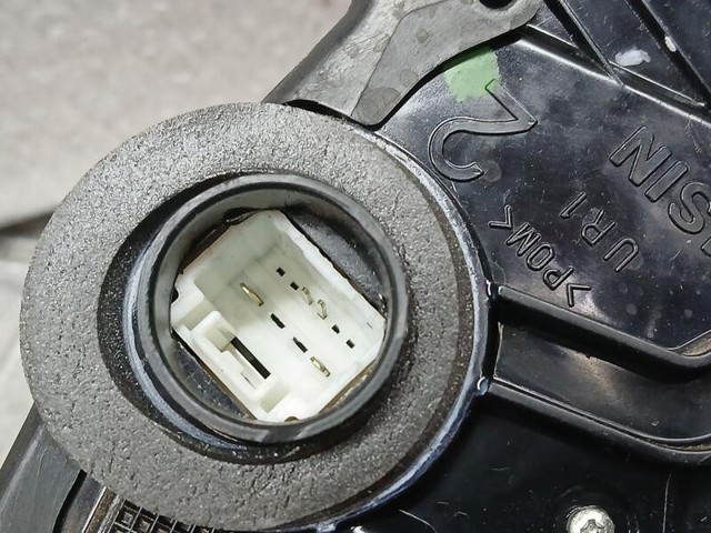 6903005130 Cerradura de puerta delantera derecha  disponible Utrera