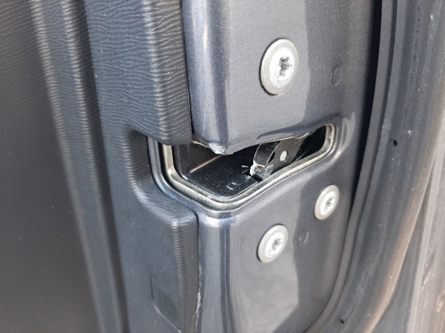 6903005130 TOYOTA Cerradura de puerta delantera derecha  en stock Gandía