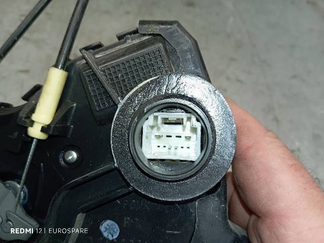 6903042221 TOYOTA Cerradura de puerta delantera derecha  en stock Gandía