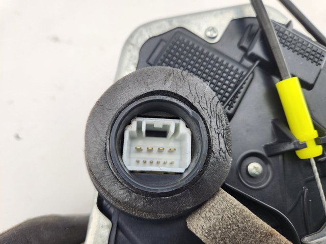 6904053100 TOYOTA Cerradura de puerta delantera izquierda  disponible Ourense