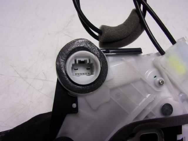 Cerradura de puerta delantera izquierda Toyota Yaris P21