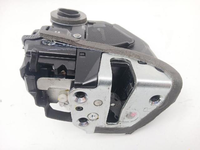 690500F030 TOYOTA Cerradura de la puerta trasera derecha  en stock Huelva