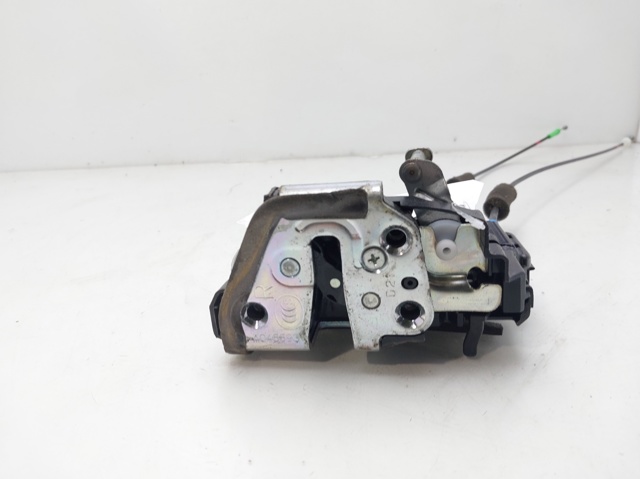 6905033120 TOYOTA Cerradura de la puerta trasera derecha  en stock Córdoba