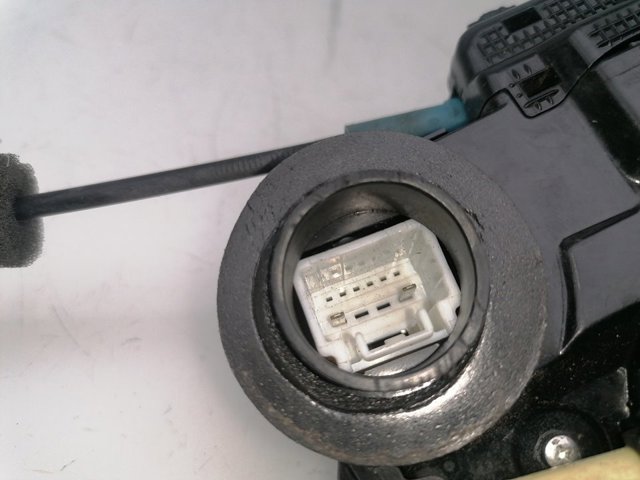 6906042021 TOYOTA Cerradura de puerta trasera izquierda  en stock Gandía