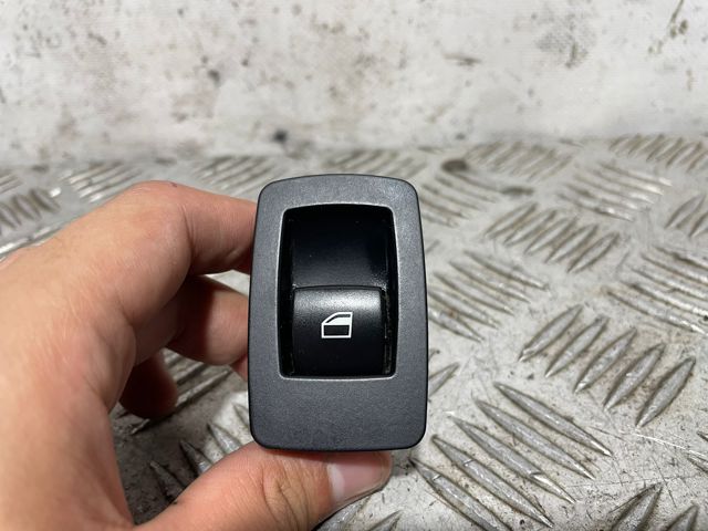 6945874 Botón de encendido del motor del elevalunas delantero derecho  disponible Utrera