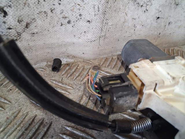 6M2114553B FORD Motor del elevalunas de la puerta delantera derecha  disponible Ourense