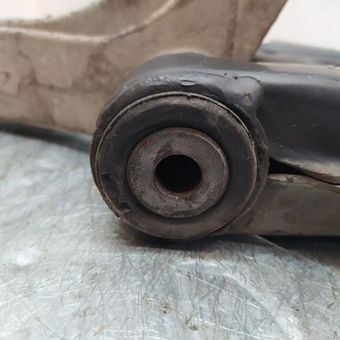 6Q0199293D Brazo superior izquierdo de la suspensión delantera comprar Almería