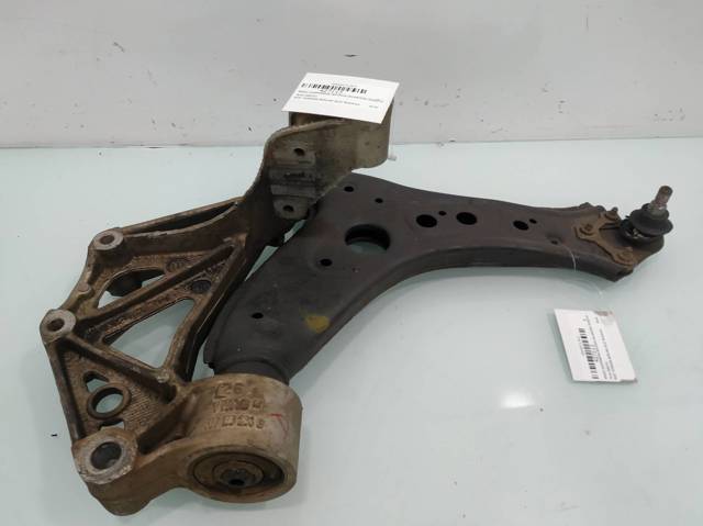 6Q0407151L Brazo inferior izquierdo/derecho de suspensión delantera  disponible Málaga