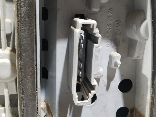 6Q6945257A Portalámparas de luz trasera  disponible Utrera