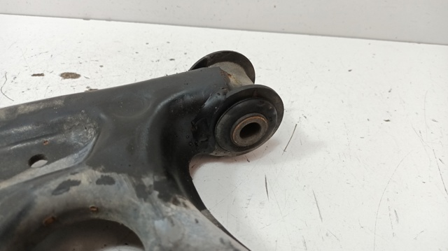 Brazo inferior izquierdo de la suspensión delantera 6R0407151 VAG