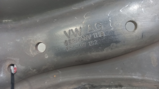 VAG 6R0407152 Brazo inferior derecho de la suspensión delantera  comprar en Ponferrada