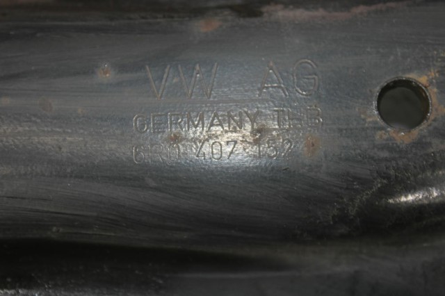 6R0407152 Brazo inferior derecho de la suspensión delantera  en stock Castellón
