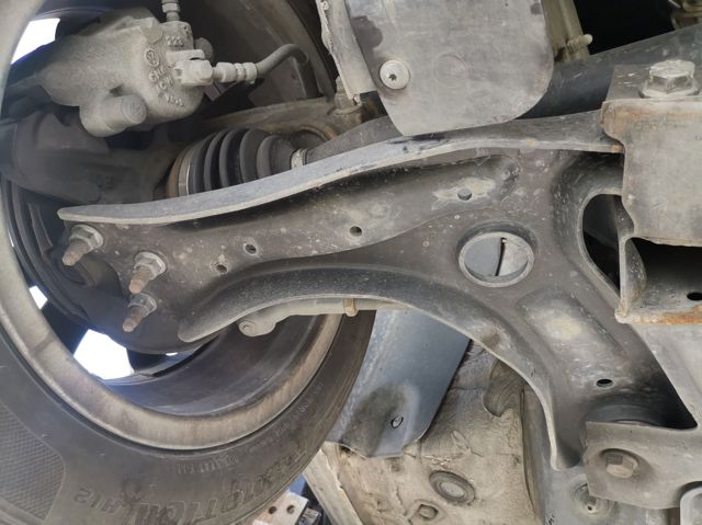 VAG 6R0407152F Brazo inferior derecho de la suspensión delantera  en stock Valencia