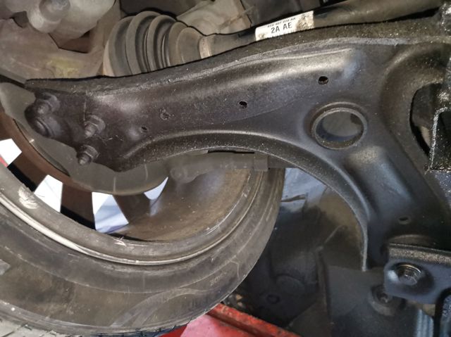 VAG 6R0407152F Brazo inferior derecho de la suspensión delantera  disponible España