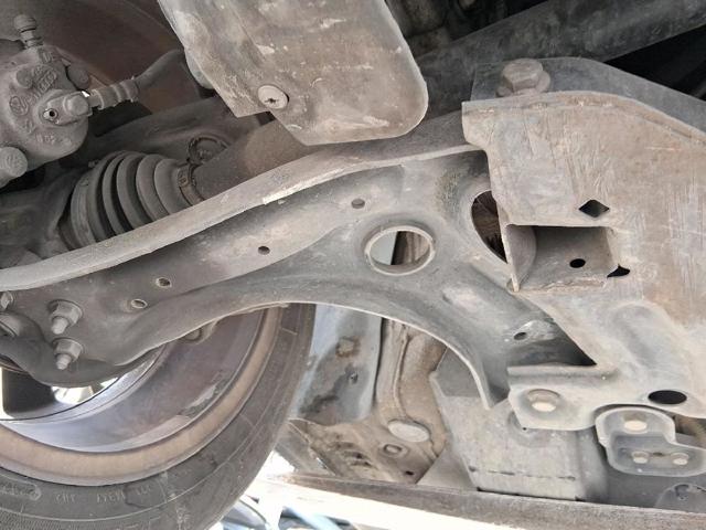 Brazo inferior derecho de la suspensión delantera 6R0407152F VAG