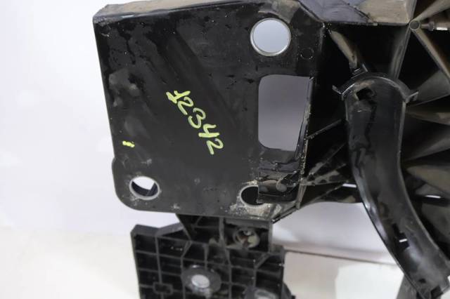 752100004R RENAULT Panel de soporte del radiador y montaje de faros  disponible Ourense