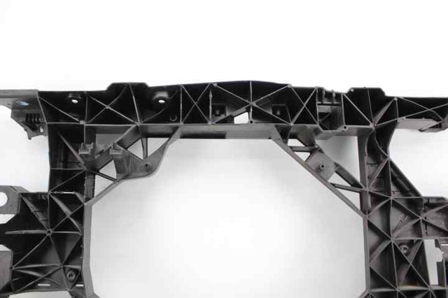 752100004R Panel de soporte del radiador y montaje de faros  disponible Utrera