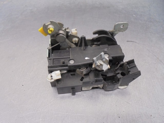 7701046800 RENAULT Cerradura de puerta delantera derecha  disponible Alicante