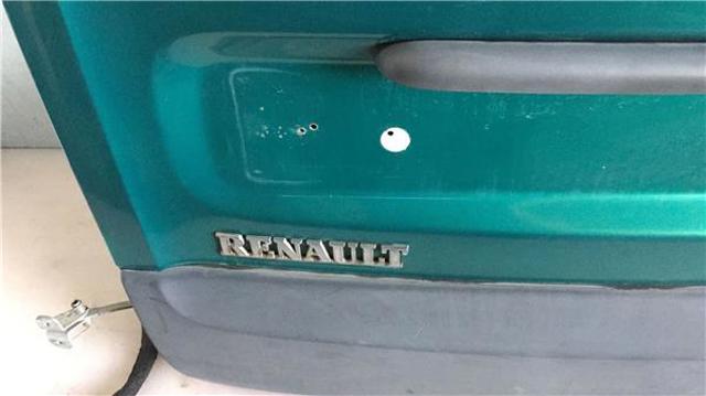 7751468943 RENAULT Puerta trasera izquierda de furgón de doble hoja  disponible Vigo
