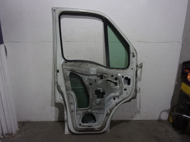 RENAULT 7751474636 Puerta delantera izquierda  disponible Lugo