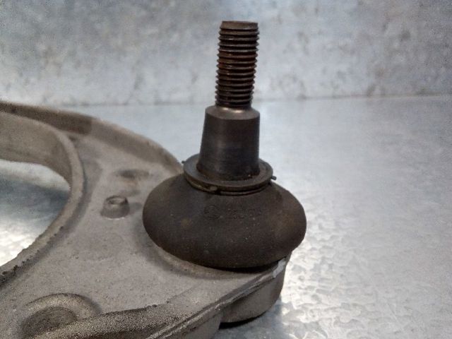 7L0407021B Brazo superior izquierdo/derecho de suspensión delantera  disponible Utrera