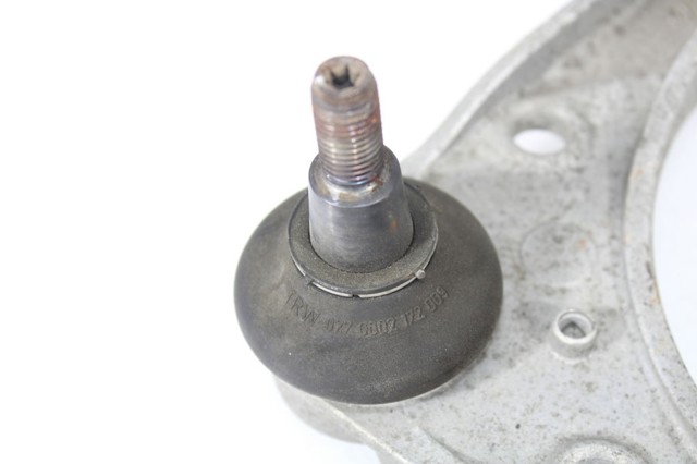 7L0407047B Brazo superior izquierdo/derecho de suspensión delantera  en stock Sabadell