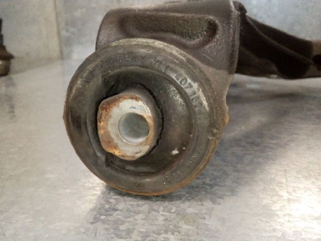 7L0407151H Brazo inferior izquierdo de la suspensión delantera  comprar en Pontevedra